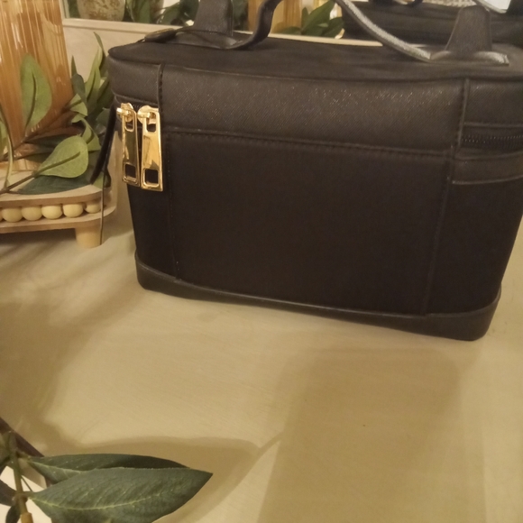 Lionel Vegan Cat Makeup Bag (Only 1 of a 2 part set) - Picture 6 of 7